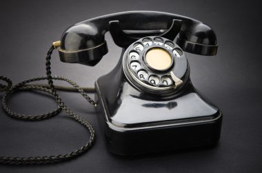 eski siyah telefon