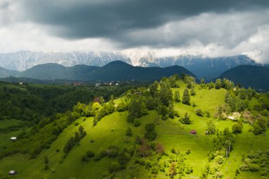 tepeler ve dağ manzarası