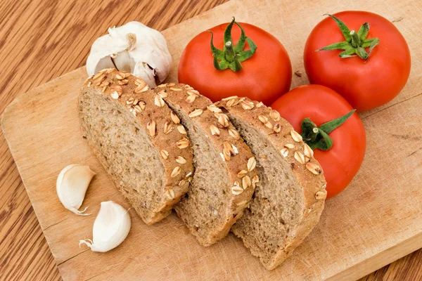 Garlic bread and tomatoes — Stock Photo, Image