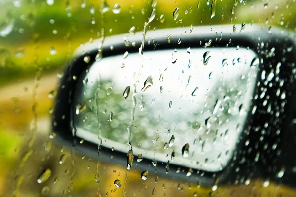 Wassertropfen auf Autoscheibe und Spiegel — Stockfoto