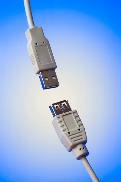 Zwei USB-Stecker auf blau — Stockfoto