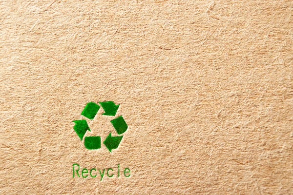 Pahvi vihreällä kierrätyssymbolilla — kuvapankkivalokuva