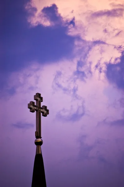 Cross on purple sky — Stock Photo, Image
