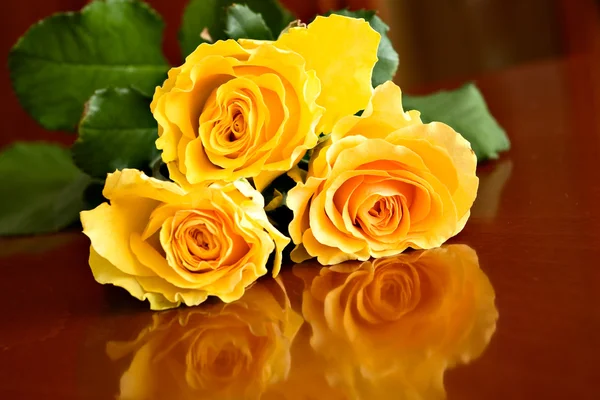 Yellow roses on table — Stock Photo, Image