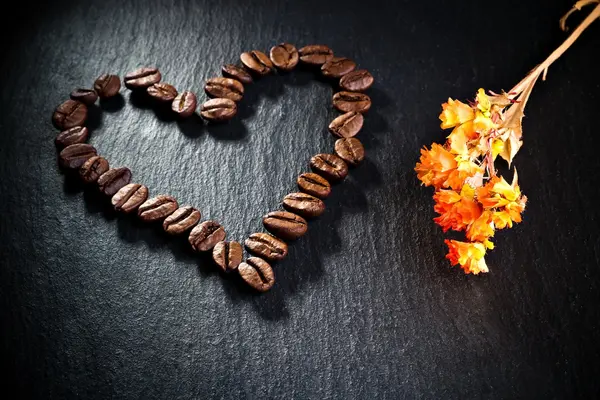 Herzförmige Kaffeebohnen — Stockfoto