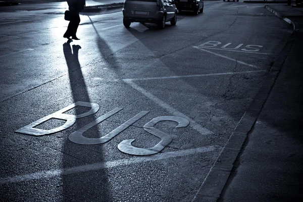 歩いてビジネスの男のシルエット — ストック写真