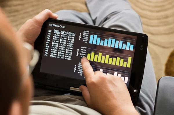 Gráfico de ventas en tablet-pc — Foto de Stock