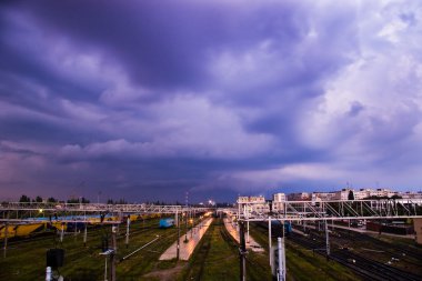 Demiryolu ve fırtına bulutları