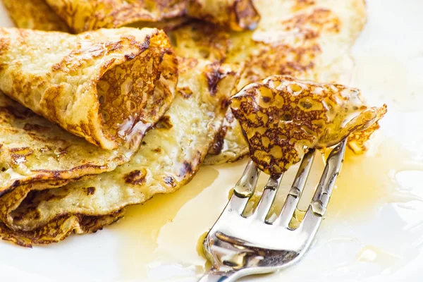 Pfannkuchen mit Honig — Stockfoto