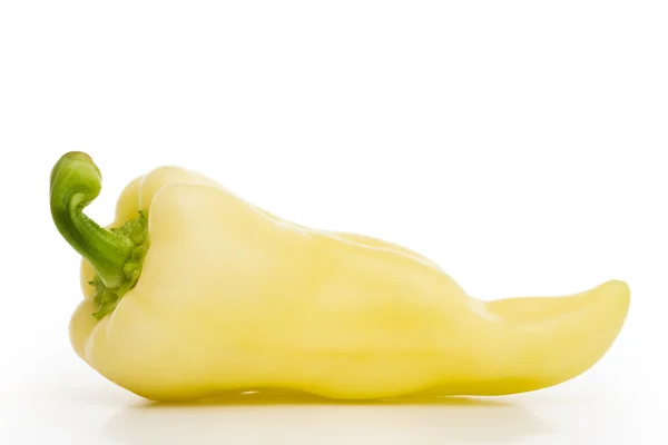 Żółta papryka na białym tle — Zdjęcie stockowe