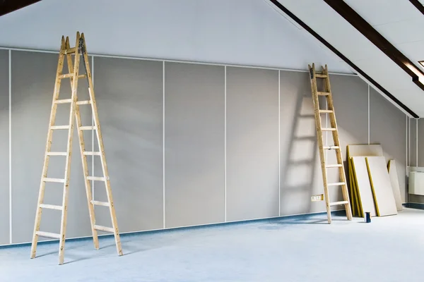 Twee ladders en muur — Stockfoto