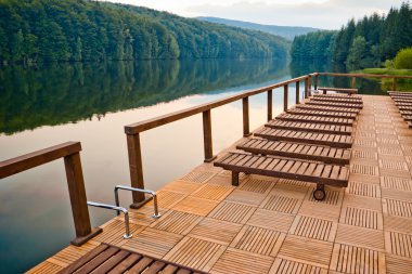 Göl rıhtım ve sandalyeler