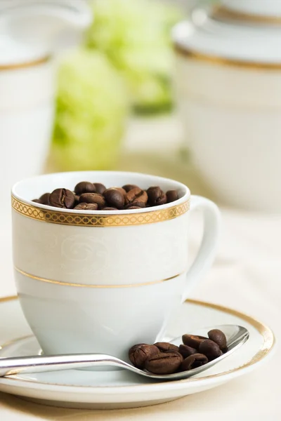 Taza de café llena de granos —  Fotos de Stock