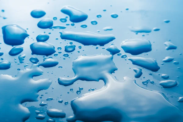 Wassertropfen auf blau — Stockfoto