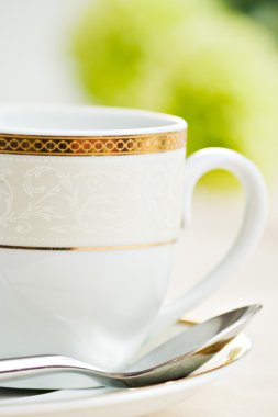 Kahve Kupası ve yeşil çiçek