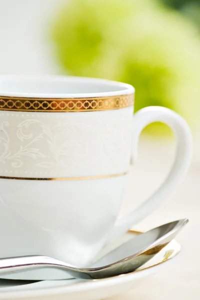 Чашка кофе и зеленый цветок — стоковое фото
