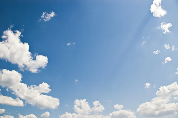 天空与云层和副本空间 — 图库照片