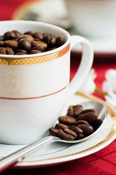 Granos de café en taza — Foto de Stock
