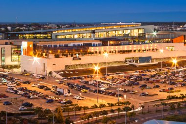 Otopark ve alışveriş merkezi