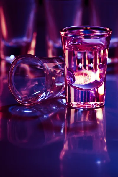 Trinken in violettem Licht — Stockfoto