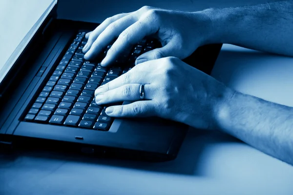 Male hands typing on laptop — Stock Photo, Image