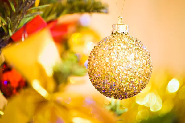 Goldene Weihnachtskugel — Stockfoto