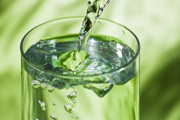 Verter agua en un vaso — Foto de Stock