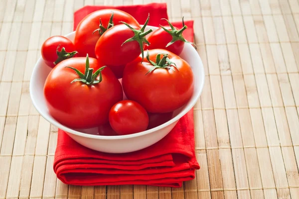 Tomates frescos em tigela — Fotografia de Stock