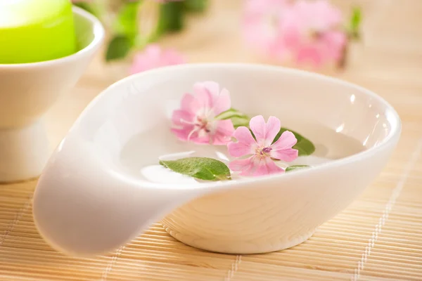 Little bowl of water and flowers — Stock Photo, Image