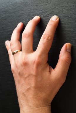 Erkek el siyah duvar