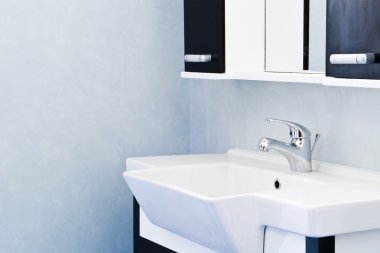 Banyo lavabo ve ayna.