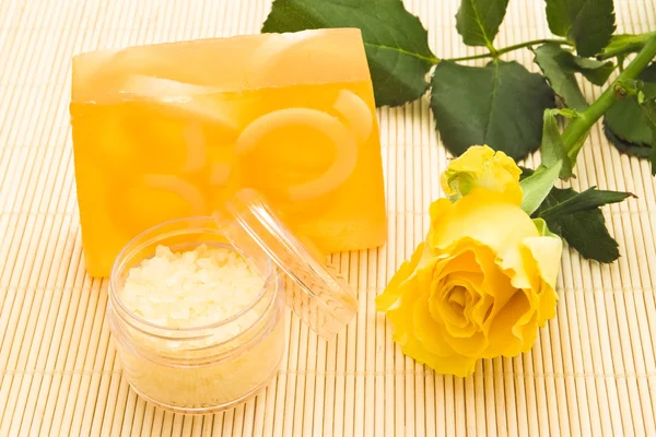 Gelbe Seife und Rose — Stockfoto