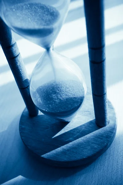 Песочные часы голубого цвета — стоковое фото