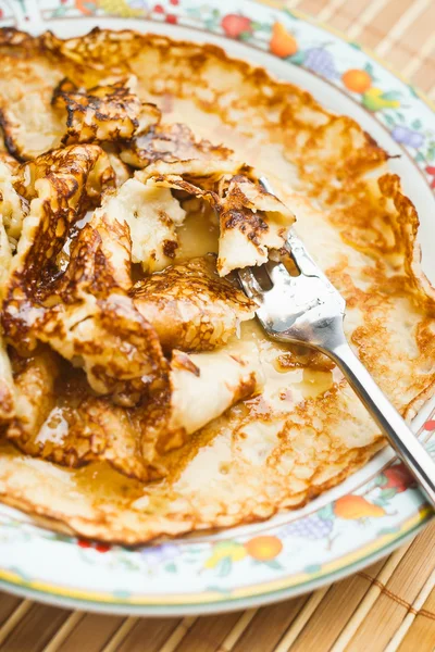 Närbild pannkaka med honung — Stockfoto