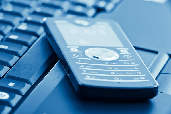 Moderne telefoon op toetsenbord — Stockfoto