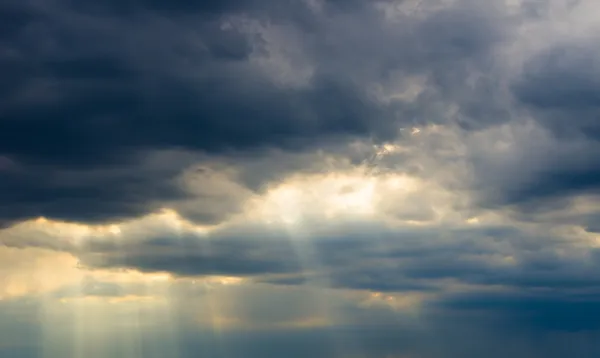 Wolken en zonnestralen — Stockfoto