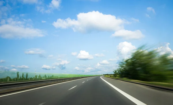 Estrada e céu azul com nuvens — Fotografia de Stock