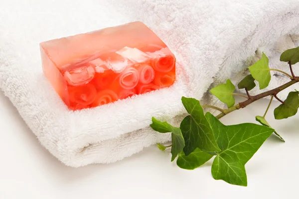 玫瑰香皂和树叶 — 图库照片