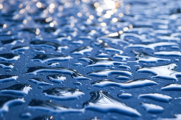 Gocce d'acqua sul blu — Foto Stock