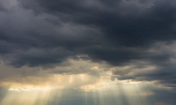 Nuages orageux et rayons du soleil — Photo