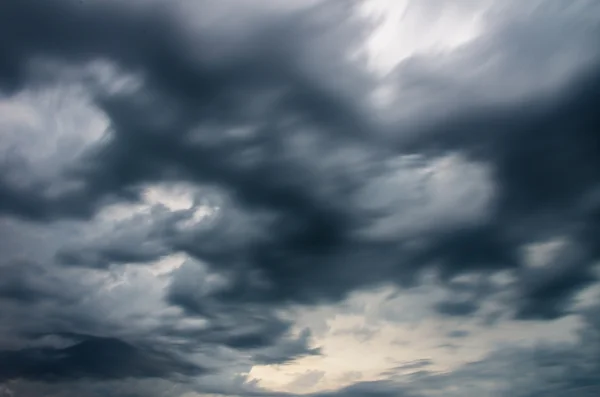 Donkere stormwolken — Stockfoto