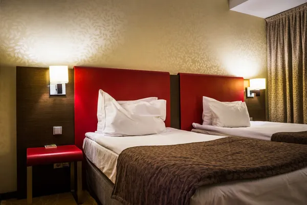 Betten im Hotelzimmer — Stockfoto