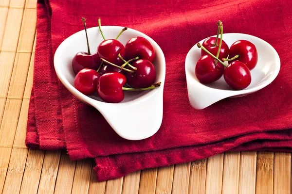 Cereza en servilleta de color rojo oscuro —  Fotos de Stock