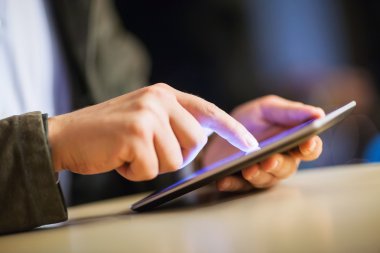 Tablet ekran dokunaklı parmak