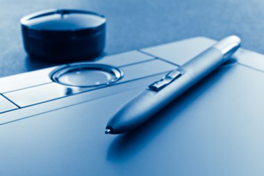 grafik tablet üzerinde çizim kalemi