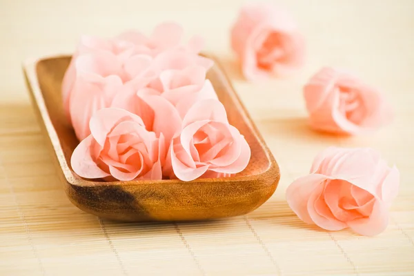 Rose flowers in wood tray — Stock Photo, Image