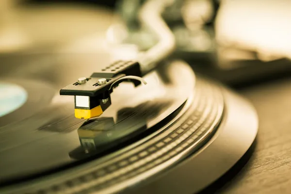 Vinyl disc on record player — Stock Photo, Image