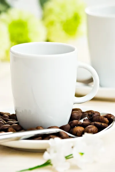 Taza con granos de café — Foto de Stock