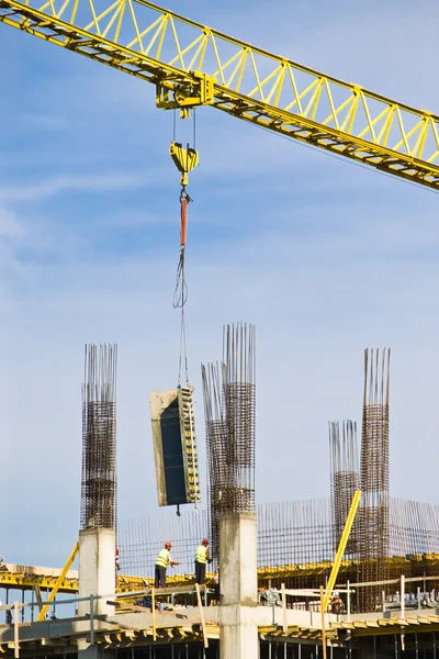 Grúa de construcción en el trabajo — Foto de Stock