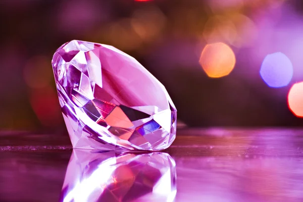 Diamant in Lila lizenzfreie Stockfotos